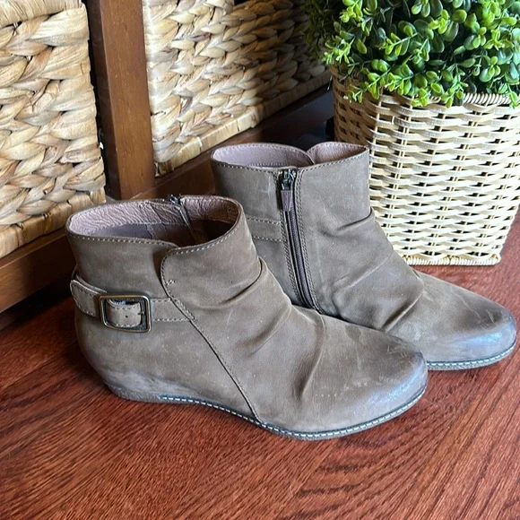 Dansko Burnished Nubuck Lia Wedge Bootie Size 40 (9.5) - Picture 5 of 14